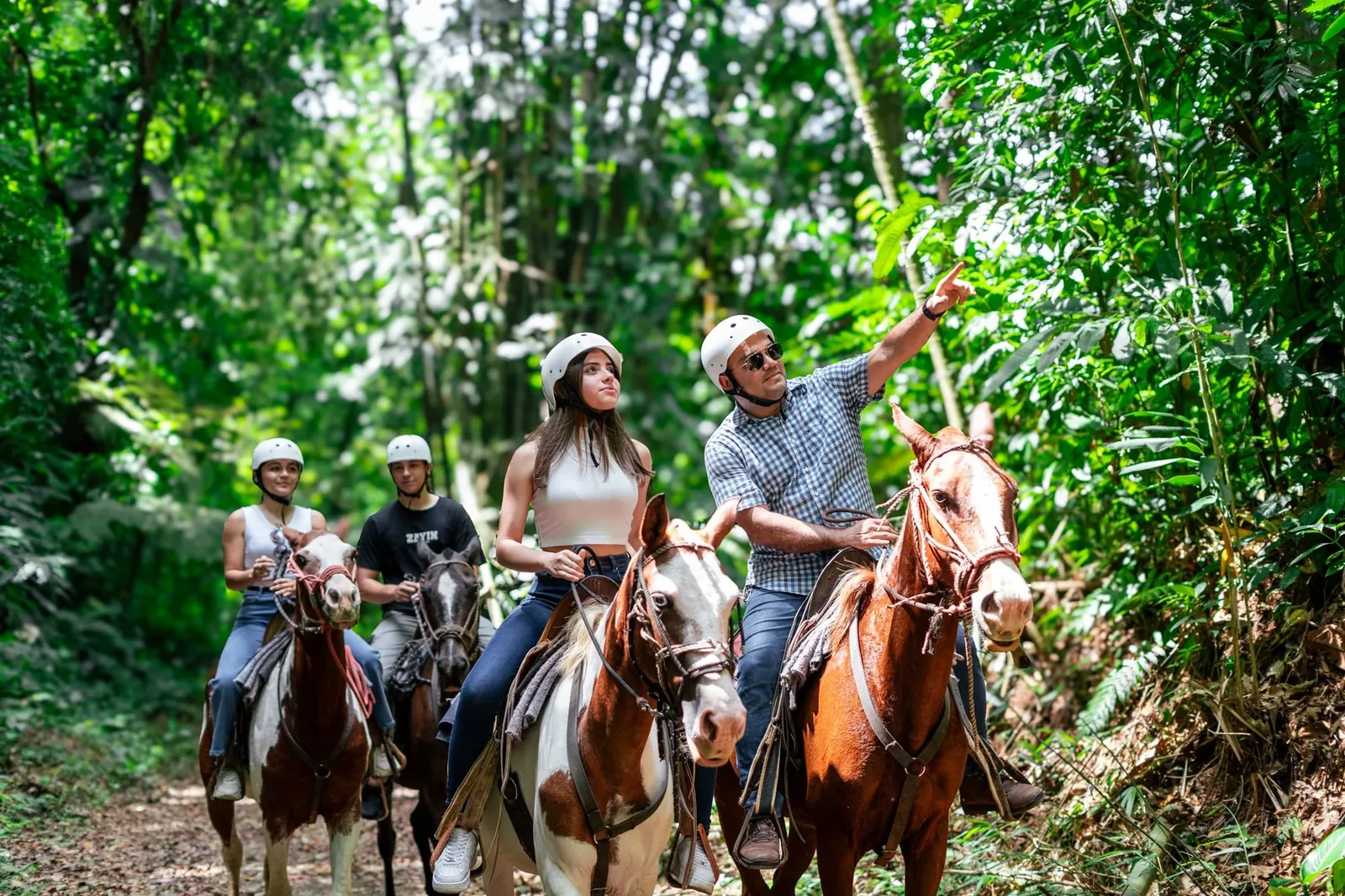 Group horseback riding tour with Tucanes Tours Costa Rica