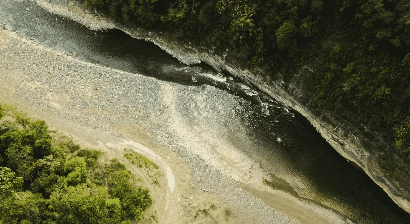 Splashing through whitewater rapids on the Savegre